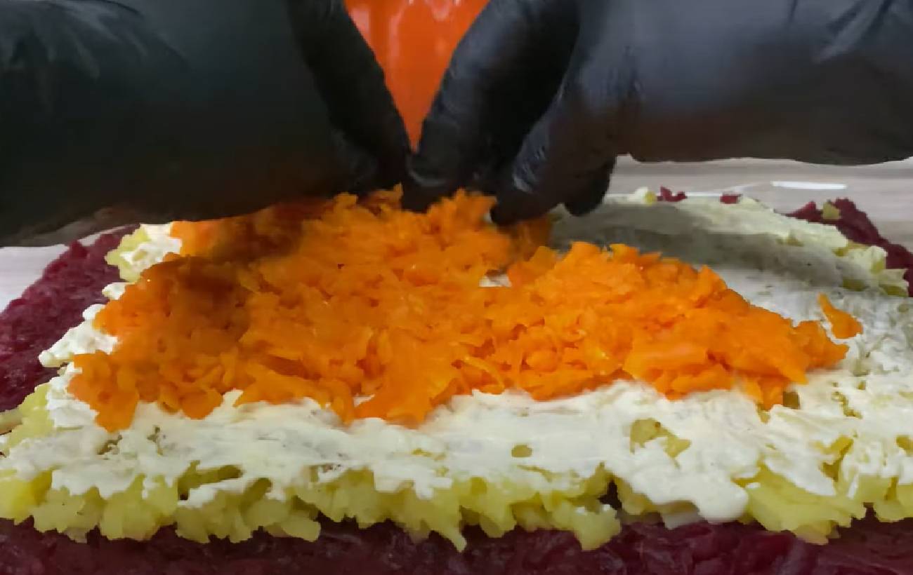 Рулет "Селедка под шубой": рецепт известного салата на Новый год в новом варианте